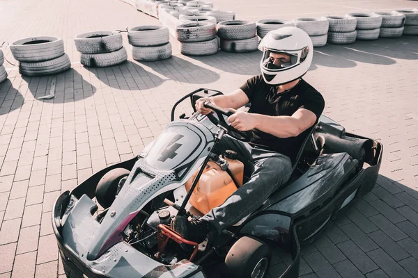 Un jeune homme conduit un karting sur circuit — Photo