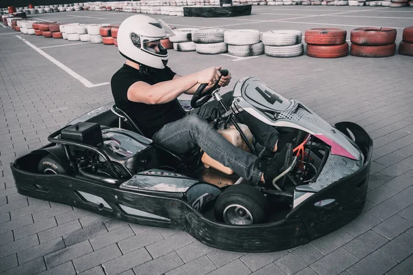 Genç bir adam pistte go kart kullanıyor. — Stok fotoğraf