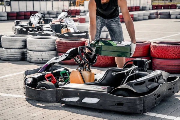 El mecánico ir kart servicio de carreras vierte combustible en el tanque — Foto de Stock