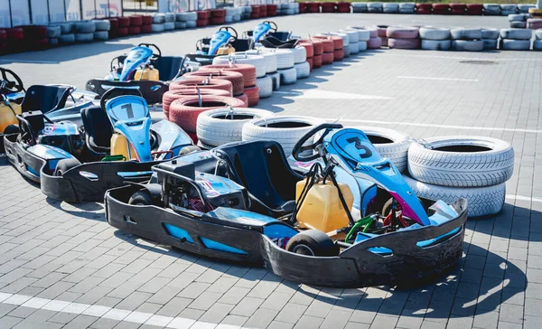 Fila di go kart in pista e pronti per iniziare — Foto Stock