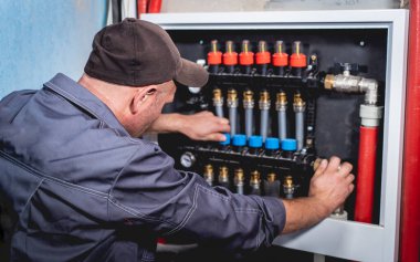 HVAC teknisyeni evde ısıtma ve soğutma sistemi hizmeti veriyor.