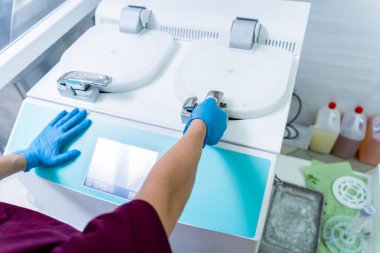 Laboratuvar asistanı modern laboratuvarda mikrodalga hibrit doku işlemcisi üzerinde çalışıyor..