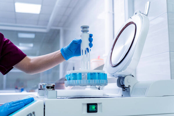 Лаборатория работает с микроволновым гибридным тканевым процессором в современной лаборатории.