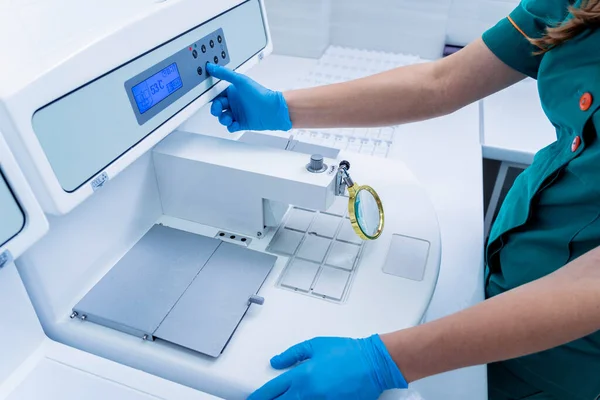 Laboratory assistant works at paraffin wax dispenser tissue embedding machine. — Stock Photo, Image