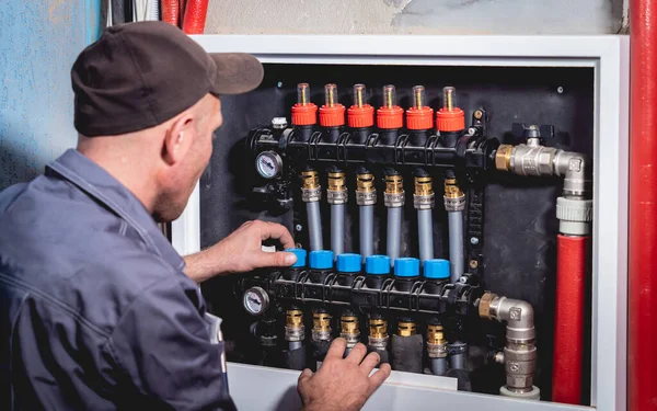 HVAC técnico de manutenção de aquecimento doméstico e sistema de refrigeração — Fotografia de Stock