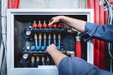 HVAC teknisyeni evde ısıtma ve soğutma sistemi hizmeti veriyor.