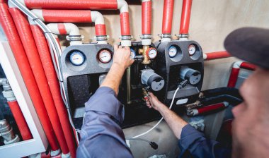 HVAC teknisyeni evde ısıtma ve soğutma sistemi hizmeti veriyor.