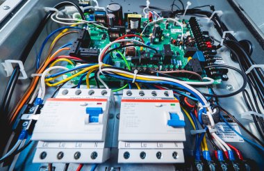 Kablolar, borular ve elektrik ekipmanlarıyla klima ünitesini aç