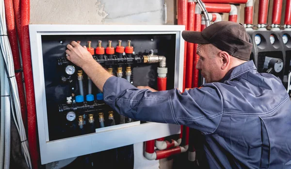 Technicien CVC qui entretient le système de chauffage et de refroidissement de la maison — Photo