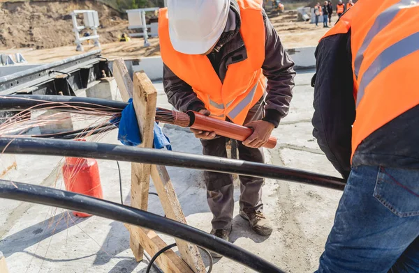 Δύο ηλεκτρολόγοι οικοδόμοι που εγκαθιστούν καλώδια υψηλής τάσης — Φωτογραφία Αρχείου