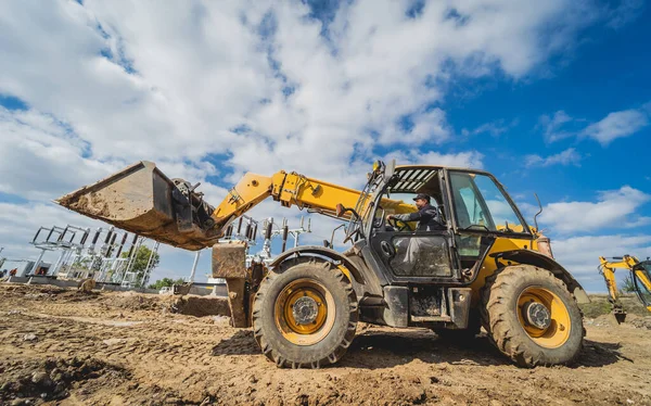 Lavori di escavatore di pale gommate in cantiere — Foto Stock
