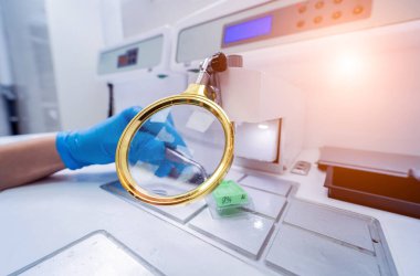 Laboratuvar asistanı parafin ağda doku yerleştirme makinesinde çalışıyor..