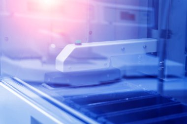 Modern laboratuvarda otomatik çoklu slayt boyayıcısı