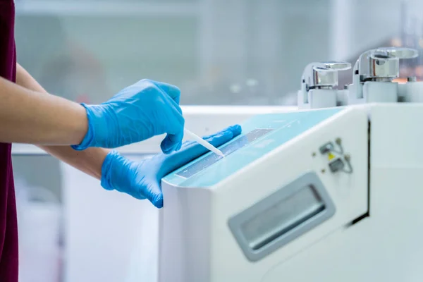 Laboratory assistant works with microwave hybrid tissue processor at the modern laboratory. — Stock Photo, Image