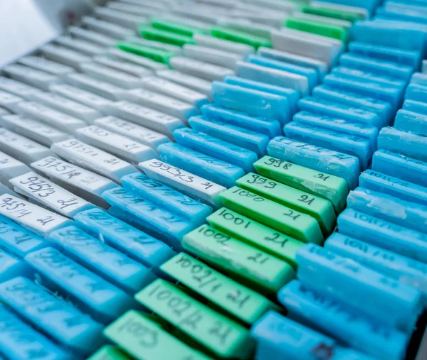Modern laboratuvarda çok renkli hasta dokusu blokları — Stok fotoğraf