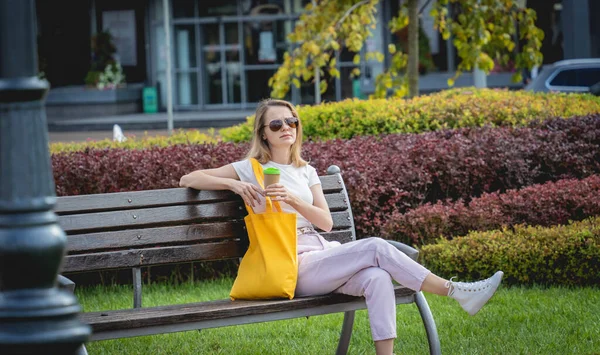 Jovem mulher bonita com saco de linho eco no fundo da cidade. — Fotografia de Stock