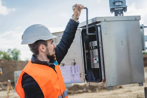 Ingenjör elektriker kontrollera understationen byggprocessen — Stockfoto