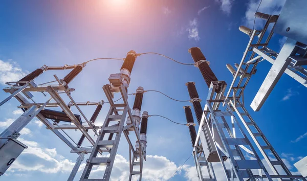 Construction of a power transmission substation on a background of blue sky — Stock Photo, Image