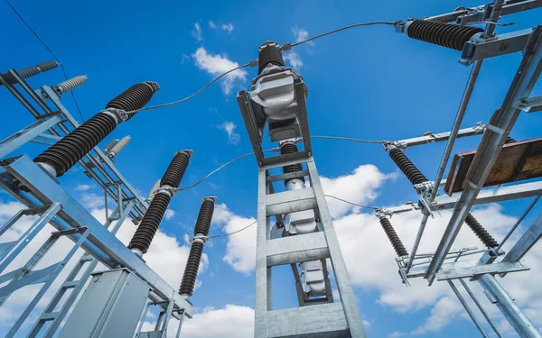 Bygging av en krafttransformatorstasjon på bakgrunn av blå himmel – stockfoto