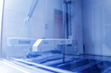 Modern laboratuvarda otomatik çoklu slayt boyayıcısı