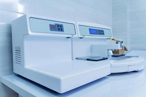 Paraffin wax dispenser tissue embedding machine at modern laboratory — Stock Photo, Image