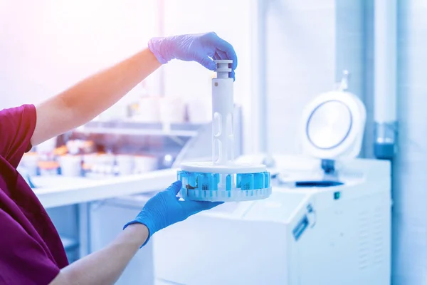 Asistente de laboratorio trabaja con microonda procesador de tejido híbrido en el moderno laboratorio. — Foto de Stock