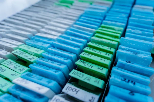 Bloques de tejido para pacientes multicolores en laboratorio moderno — Foto de Stock