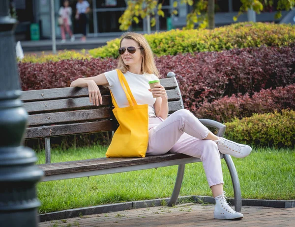 Giovane bella donna con lino eco bag su sfondo città. — Foto Stock