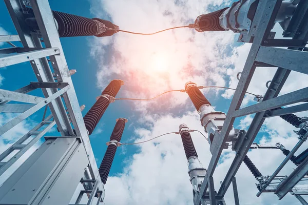 Construcción de una subestación de transmisión de potencia sobre un fondo de cielo azul — Foto de Stock