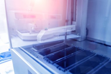 Modern laboratuvarda otomatik çoklu slayt boyayıcısı