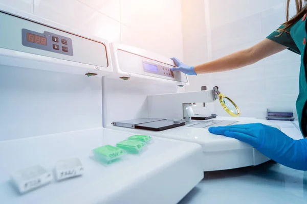 Laboratory assistant works at paraffin wax dispenser tissue embedding machine. — Stock Photo, Image