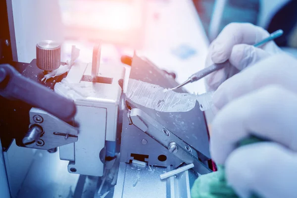 Laborassistentin arbeitet an einem rotierenden Mikrotomschnitt und fertigt Mikroskopobjekte — Stockfoto