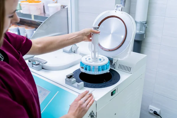 Laboratory assistant works with microwave hybrid tissue processor at the modern laboratory. — Stock Photo, Image