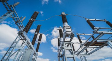 Mavi gökyüzünün arka planında bir güç aktarım istasyonunun inşaatı