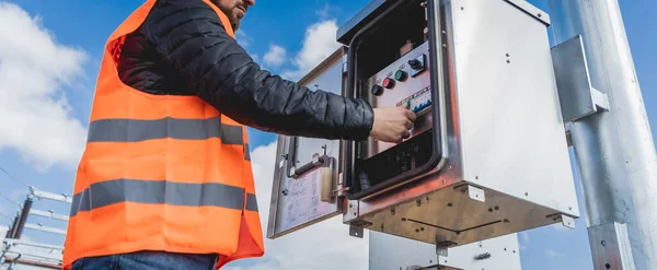 Ingeniero electricista comprobar el proceso de construcción de la subestación —  Fotos de Stock