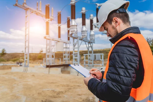 Ingenjör elektriker kontrollera understationen byggprocessen — Stockfoto