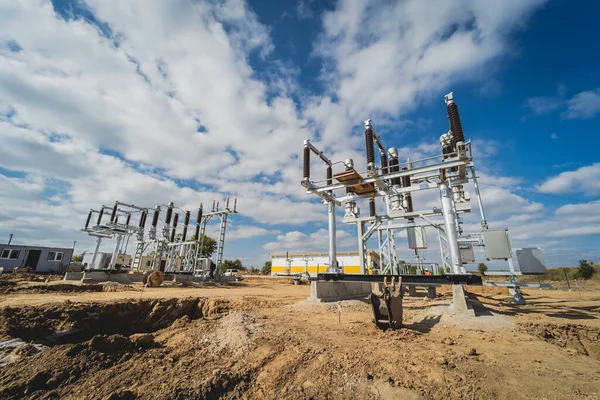 Construcción de una subestación de transmisión de potencia sobre un fondo de cielo azul — Foto de Stock