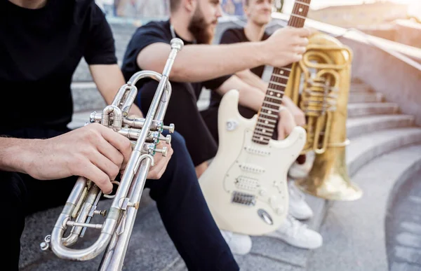 Молодая уличная музыкальная группа играет на многих музыкальных инструментах — стоковое фото