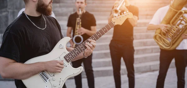 Joven banda de música callejera tocar una gran cantidad de instrumentos musicales — Foto de Stock