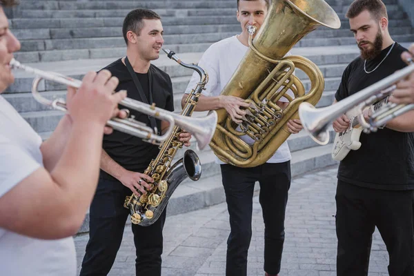 Giovani band di musica di strada suonano un sacco di strumenti musicali — Foto Stock