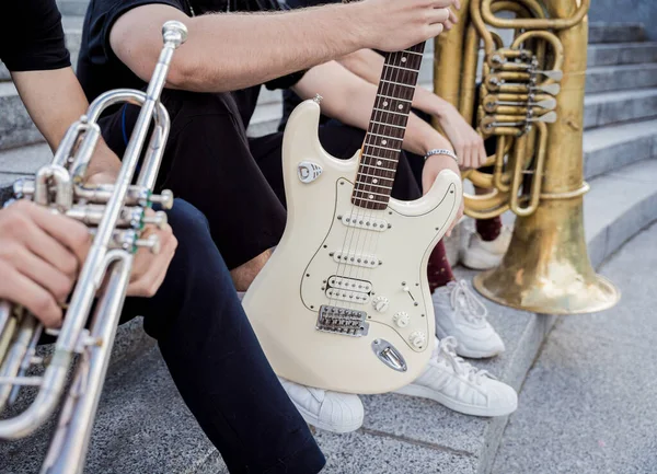 Giovani band di musica di strada suonano un sacco di strumenti musicali — Foto Stock