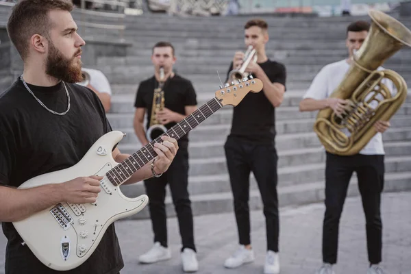 Giovani band di musica di strada suonano un sacco di strumenti musicali — Foto Stock