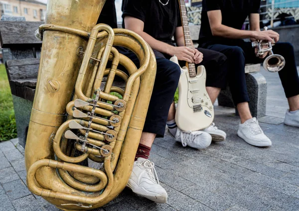 若いストリートミュージックバンドはたくさんの楽器を演奏する — ストック写真