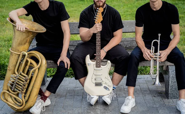 Giovani band di musica di strada suonano un sacco di strumenti musicali — Foto Stock