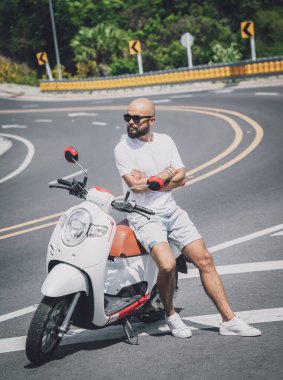 Motosikletli şık bir genç adam.