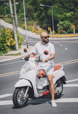 Motosikletli şık bir genç adam.