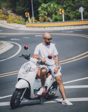 Motosikletli şık bir genç adam.