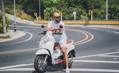 Motosikletli şık bir genç adam.