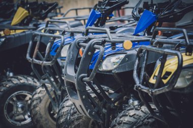 Satır kirli ATVs dörtlü bisiklet görüntüsü