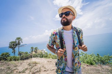 Yaz tatilindeki genç gezgin. Güzel dağları ve arka planda deniz manzaraları var.